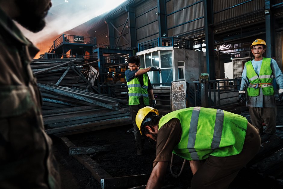 Рабочие на производственной линии сталелитейного завода в Кабуле