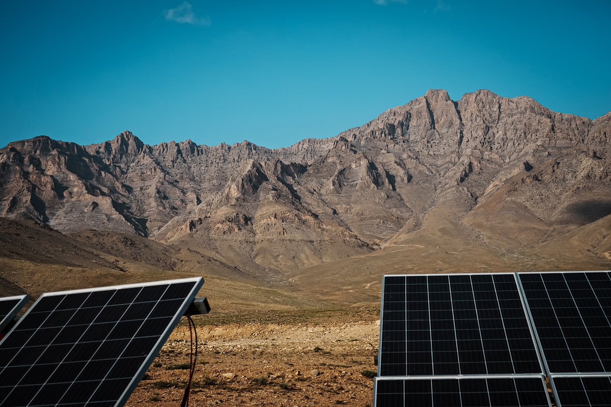 Солнечные батареи электростанции китайского индустриального парка на северо-восточной окраине Кабула