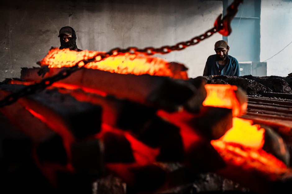 Рабочий на производственной линии на сталелитейном заводе в Кабуле