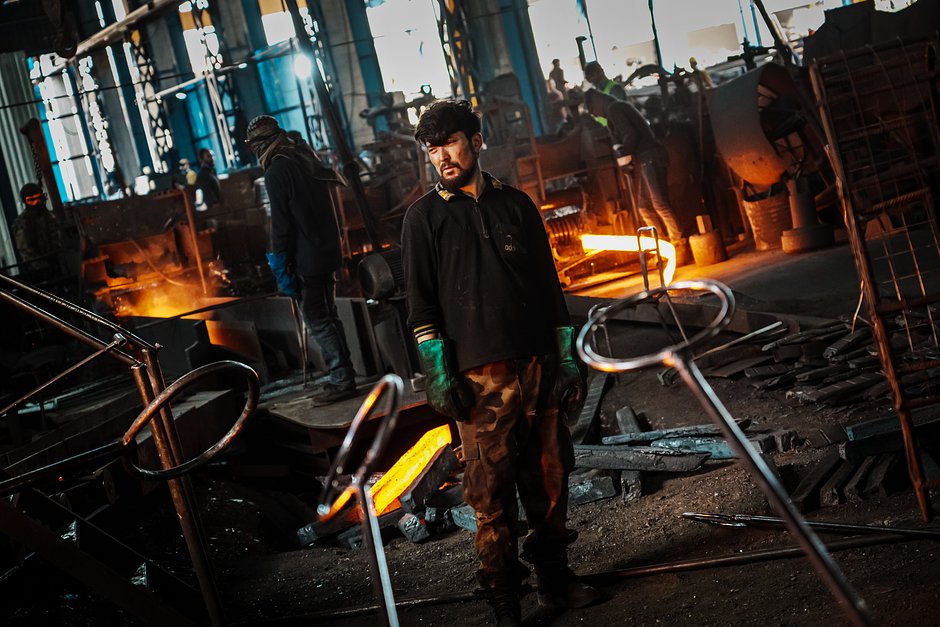 Афганский рабочий на производственной линии на сталелитейном заводе в Кабуле