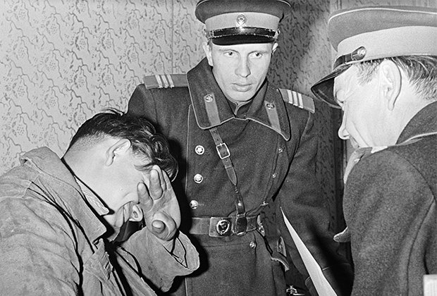 Задержанный и советские милиционеры
