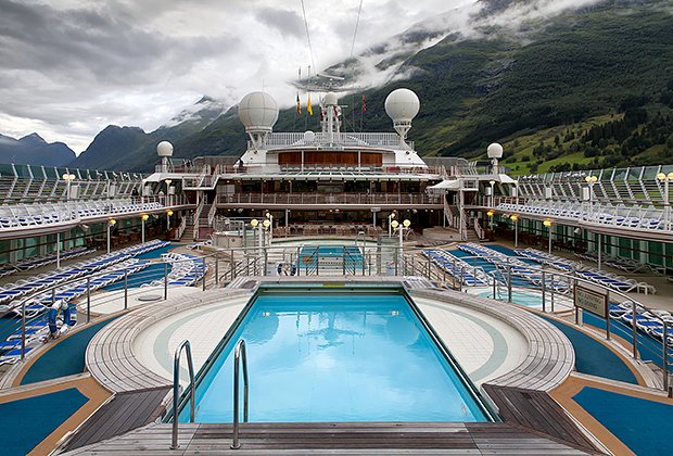 На палубах многих лайнеров есть бассейны, цирк, каток и казино. Фото: Loop Images / Universal Images Group via Getty Images