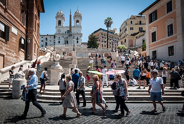 Туристы на одной из центральных площадей Рима. Фото: Andrea Ronchini / NurPhoto via Getty Images