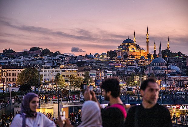 Лайнер MV Gemini отправится в трехлетнее кругосветное путешествие из Стамбула. Фото: Onur Dogman / SOPA Images / LightRocket via Getty Images