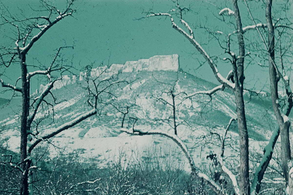 Белая скала (Ак-Кая) — отвесная скала, которая возвышается над долиной реки Биюк-Карасу. Так же называется поселок неподалеку, который до 1948 года именовался Ак-Кая («белая скала» по-татарски). Крым, 1941-1943 годы