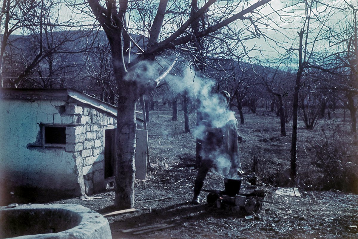 Румынский солдат пропаривает вещи от вшей и других паразитов. Поселок Ак-Кая неподалеку от Белой скалы. Крым, 1941-1943 годы