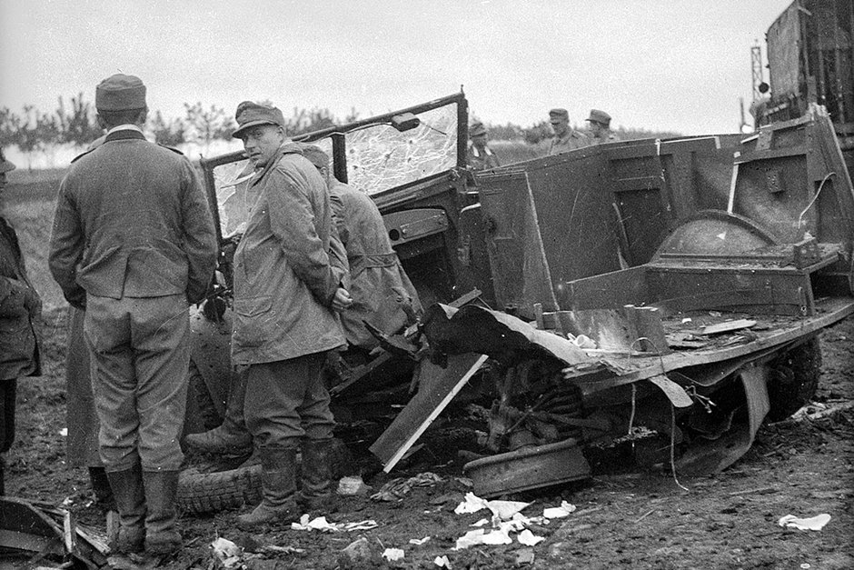 Расстрелянный партизанами немецкий автомобиль. Крым, 1941-1943 годы