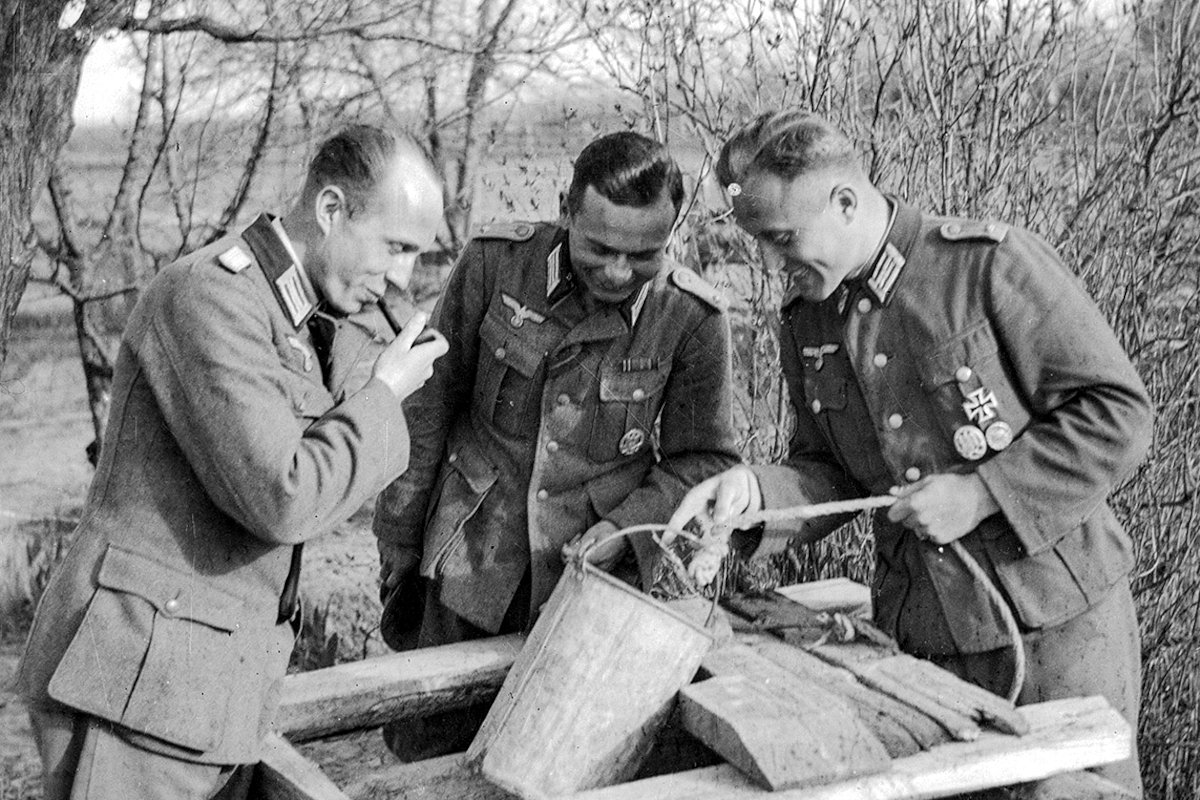 Немецкие военные у местного колодца. Крым. 1941-1942 годы