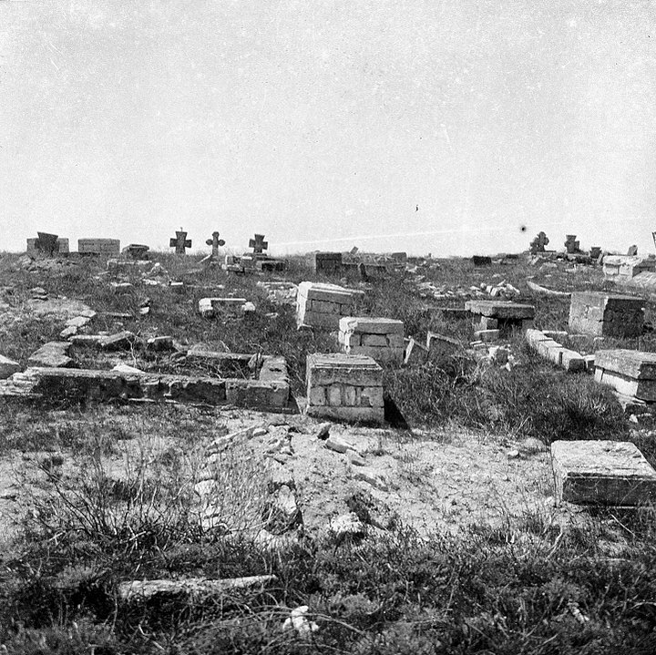 Старое, частично разрушенное кладбище. Предположительно район Керчи, Крым. 1941 год