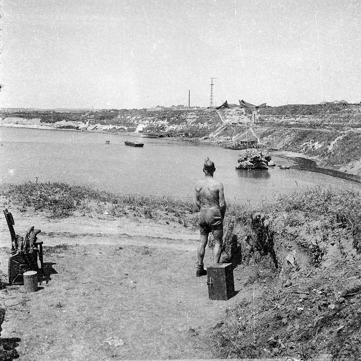 Немецкий солдат справляет нужду на берегу бухты Черного моря. Предположительно район Керчи, Крым, 1941 год