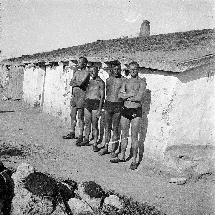 Немецкие военные возле небольшой местной постройки. Предположительно район Керчи, Крым. 1941 год
