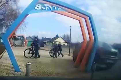 Водитель насмерть сбил российского ребенка с велосипедом и попал на видео