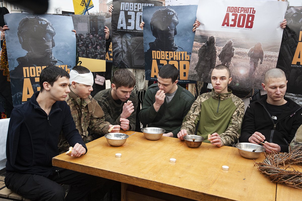 Молодые украинцы на демонстрации с требованием освобождения из плена военнослужащих полка «Азов», Софийская площадь, Киев, 24 декабря 2022 года