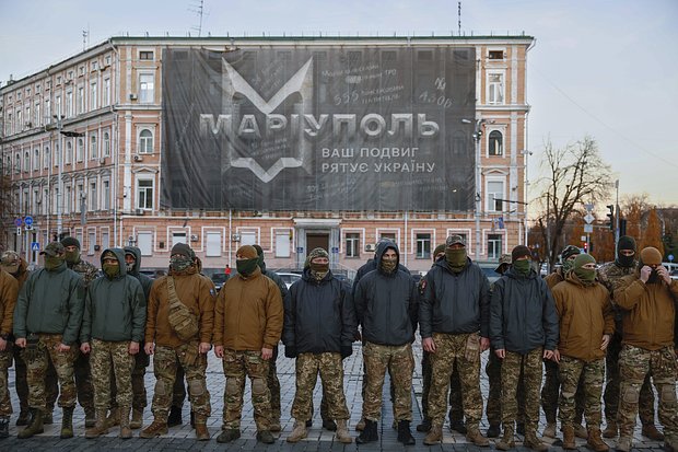Члены полка «Азов» проводят мемориальное мероприятие на Софийской площади в Киеве, 13 ноября 2022 года. Фото: Jeff J Mitchell / Getty Images