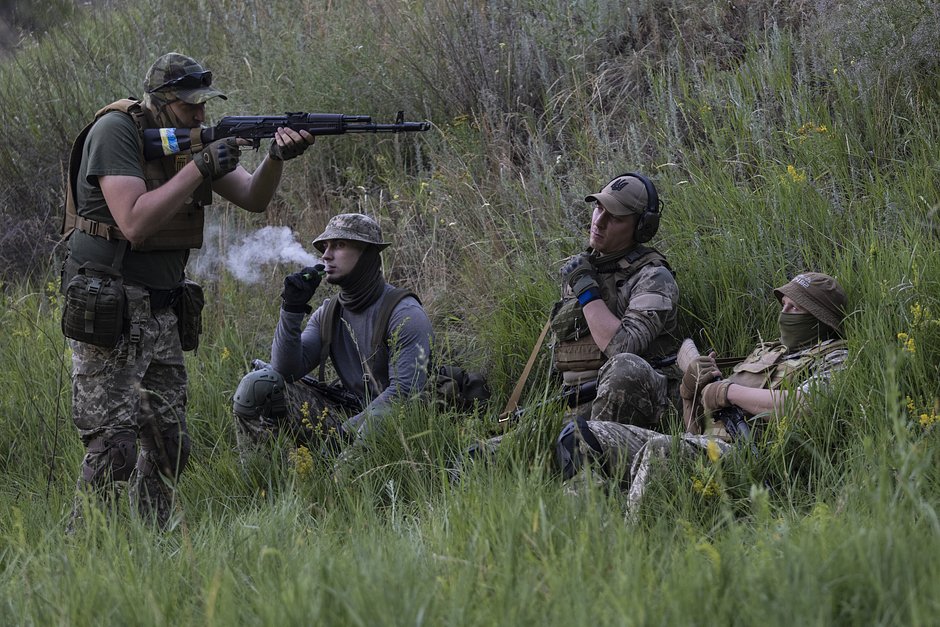 Военнослужащие полка «Азов» во время тактических учений в Харьковской области, 28 июня 2022 года