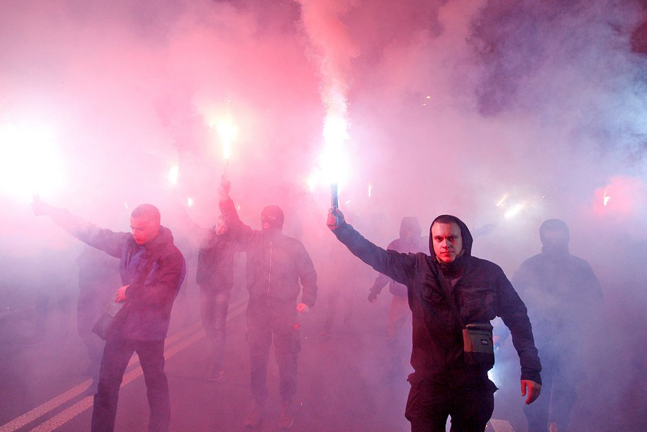 Украинские националисты с факелами во время участия в Марше нации в Киеве, 14 октября 2016 года
