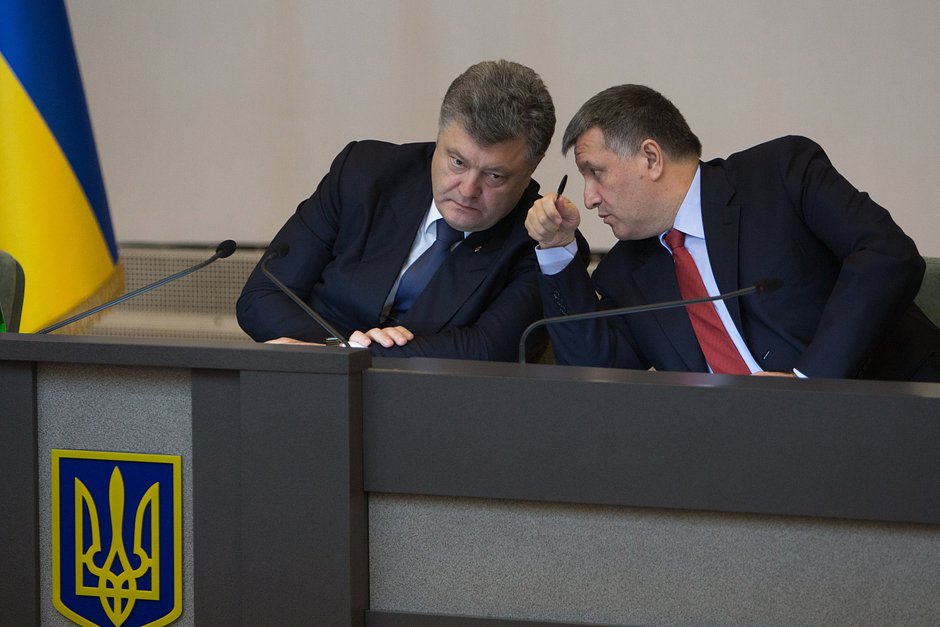 Президент Украины Петр Порошенко и министр внутренних дел Украины Арсен Аваков (слева направо) во время заседания расширенной коллегии МВД Украины, 10 июля 2015 года