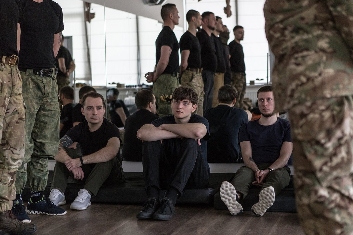 Гражданские добровольцы из новой группы отрядов территориальной обороны, созданной ветеранами полка «Азов», март 2022 года