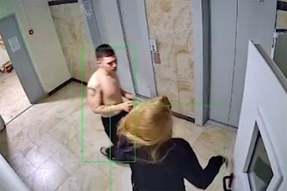 Россиянин избил девушку в подъезде и попал на видео