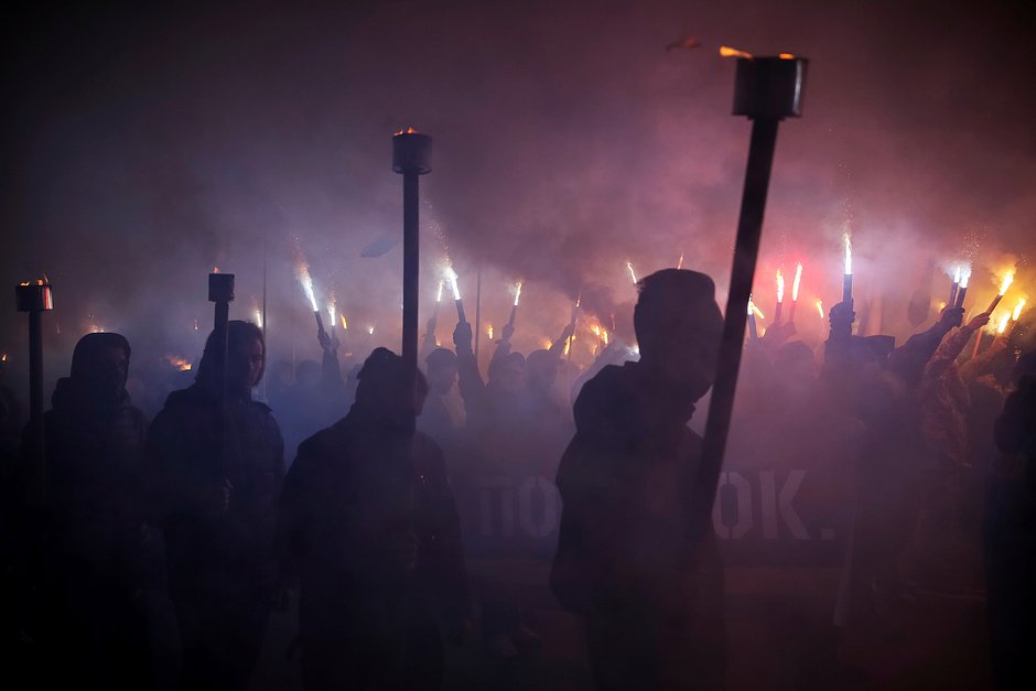 Бойцы полка «Азов», активисты «Гражданского корпуса "Азов"» и ультраправой радикальной группировки «Правый сектор» (запрещенной в России экстремистской организации) принимают участие в митинге, посвященном Дню защитника Украины, в Киеве, 14 октября 2016 года