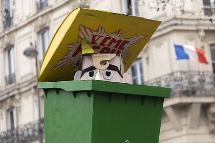 Назвавшую Макрона мусором француженку арестовали
