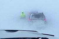 Десятки машин застряли в буран посреди арктической тундры. Как спасают россиян после ночи в снежном плену Териберки?