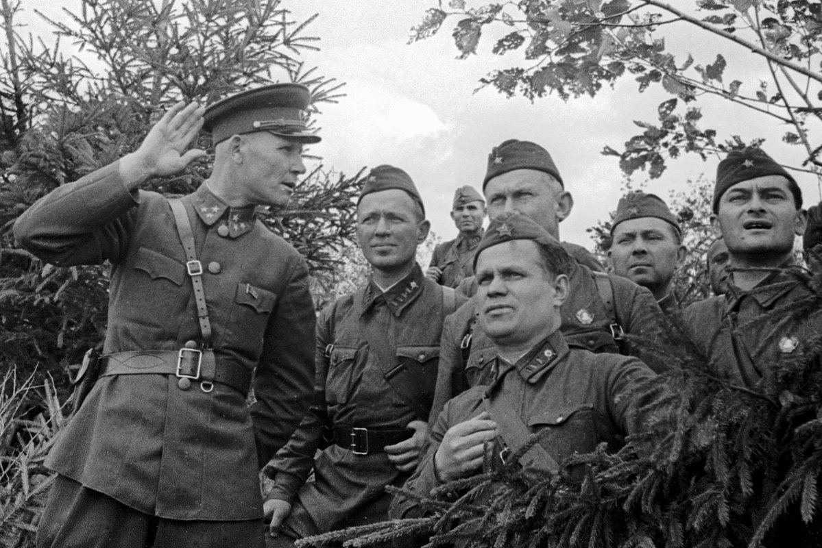 Советские писатели у командующего Западным фронтом генерала Ивана Конева (крайний слева), 1941 год