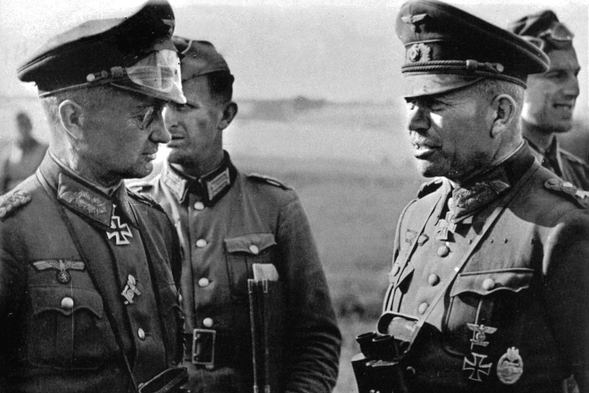 Генерал Вальтер Модель (слева) беседует с генералом Хайнцем Гудерианом