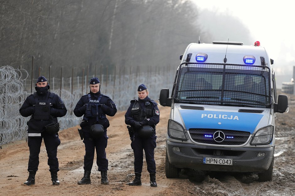 Польские полицейские на месте строительства заграждения на границе с Белоруссией в Тольче. Польша, 16 февраля 2022 года