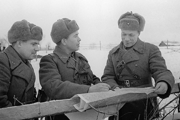 Афанасий Белобородов (в центре) , 1941 год. Фото: Александр Капустянский / РИА Новости