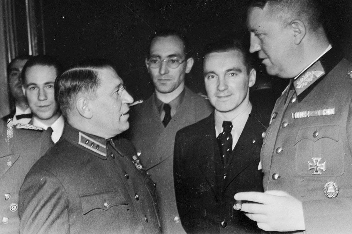 Советский военный атташе в Германии генерал Максим Пуркаев (слева) беседует с генералом Фридрихом Фроммом, 1940 год