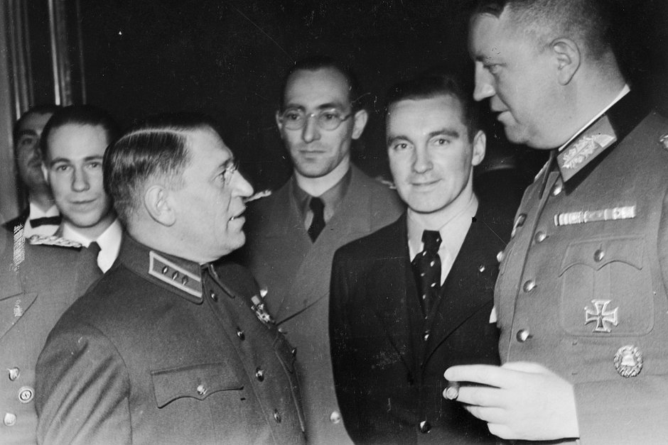 Советский военный атташе в Германии генерал Максим Пуркаев (слева) беседует с генералом Фридрихом Фроммом, 1940 год