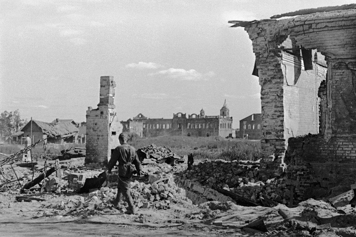 Красноармеец идет среди руин разрушенного Ржева