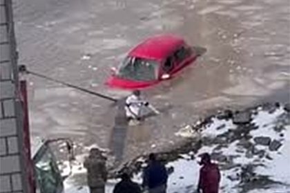 Автомобиль утонул возле российской многоэтажки и попал на видео