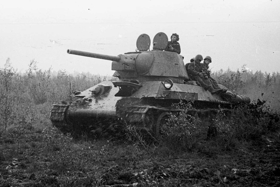 Советские танкисты атакуют на ржевском направлении, 30 июля 1942 года