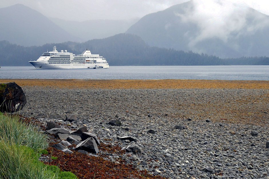 Огромные круизные лайнеры возят туристов вдоль побережья Аляски. Бывший Ново-Архангельск, ныне Ситка, — одна из главных достопримечательностей на их пути