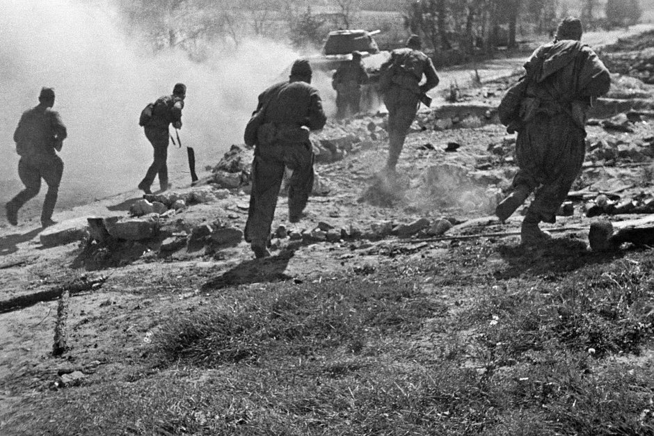 Красноармейцы наступают на ржевском направлении, 1942 год