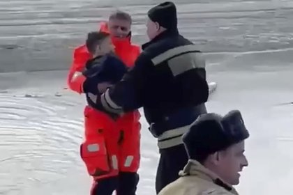 Четыре ребенка провалились под лед в российском регионе