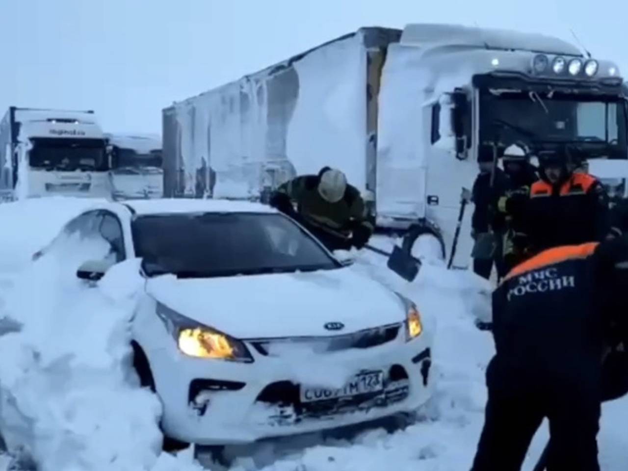 Народный фронт» и студенты пришли на помощь застрявшим на трассе М4:  Регионы: Россия: Lenta.ru