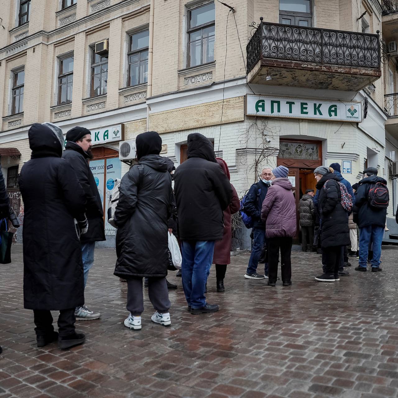 На Украине сообщили об очередях в аптеки из-за новых правил продажи  лекарств: Украина: Бывший СССР: Lenta.ru