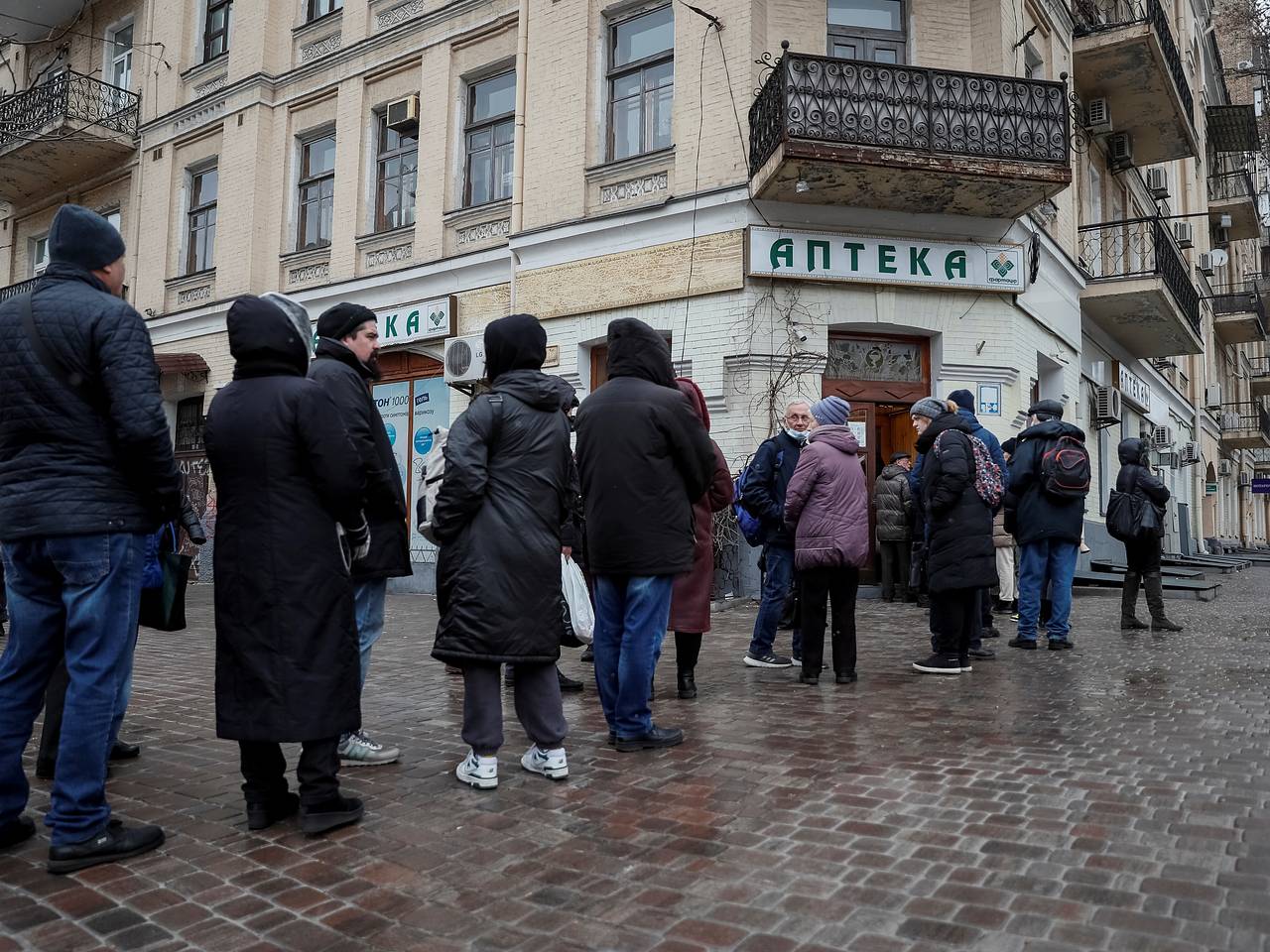 На Украине сообщили об очередях в аптеки из-за новых правил продажи  лекарств: Украина: Бывший СССР: Lenta.ru