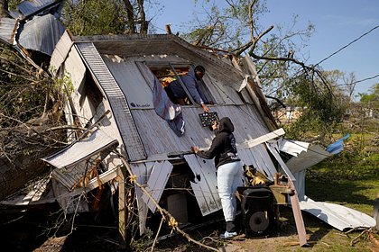 Сотни тысяч человек остались без света из-за разрушительного торнадо в США