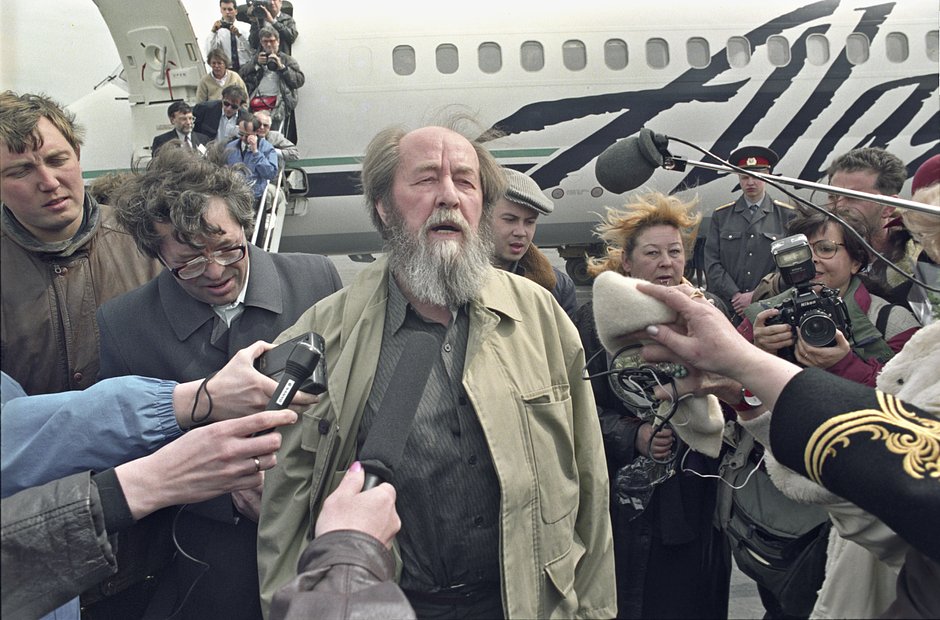 Жители Магадана встречают в аэропорту писателя Александра Солженицына, вернувшегося на российскую землю после 20-летнего проживания за границей, 27 мая 1994 года