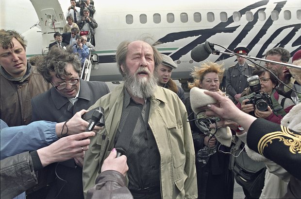 Жители Магадана встречают в аэропорту писателя Александра Солженицына, вернувшегося на российскую землю после 20-летнего проживания за границей, 27 мая 1994 года. Фото: Д. Коротаев / РИА Новости