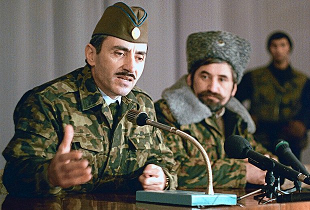 Президент непризнанной ЧРИ Джохар Дудаев (первый слева)