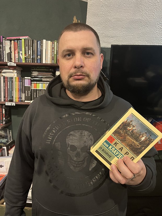 Владлен Татарский в книжной лавке «Листва» в Санкт-Петербурге, 2 апреля