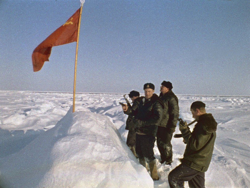 Советские подводники водружают флаг СССР на Северном полюсе. Кадр из документального фильма «Служу Советскому Союзу»