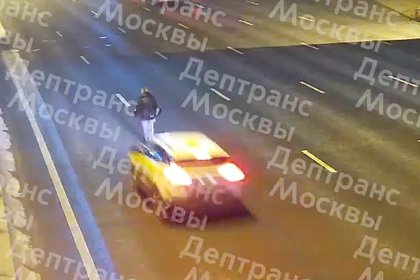 В Москве такси на скорости сбило шедшую по МКАД и размахивавшую руками женщину