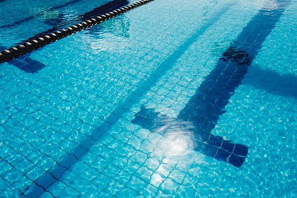 Российского учителя физкультуры осудили за смерть школьницы в бассейне
