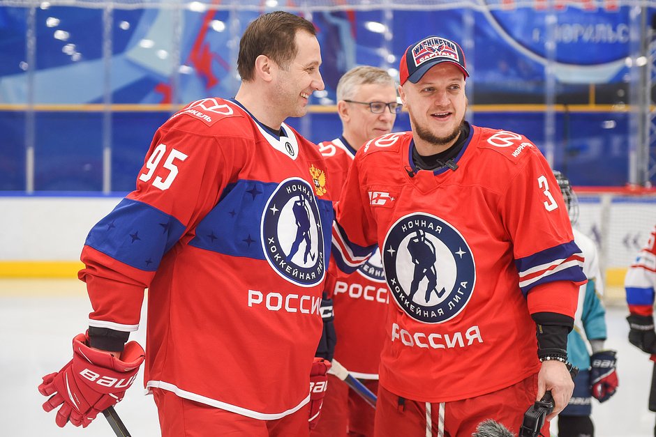 Президент КХЛ Алексей Морозов (слева), блогер Vobon и Игорь Ларионов (на заднем плане)
